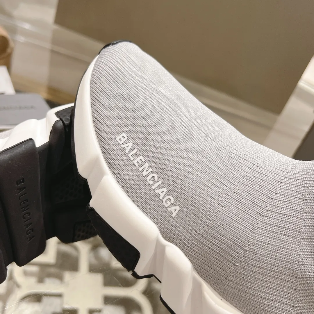 👟👟Ex-factory price 400👟👟 Balenciaga classic sock boots, originally produced by the factory, purchasing agent level. The latest original outsole mold, (TPU ten-vacuum outsole, the highest version on the market, please do not compare prices with TPR outsole, don’t bother if you don’t know the product) The black, white and red three-color vacuum sole shows high-end luxury. •Upper: elastic fly weave double-layer composite gold wire high-elastic knitted mesh cotton •Inner lining: imported double-sided velvet, which is comfortable and resilient to shape •Insole: original imported terry cloth, breathable but not fading •Sole: TPU ten-vacuum outsole (to eliminate pores) •Packaging: full set of packaging (certificate, invoice, cloth bag, handbag) •Size: 34-45 standard code (34, 45, 46.47 can be customized and are not returnable)